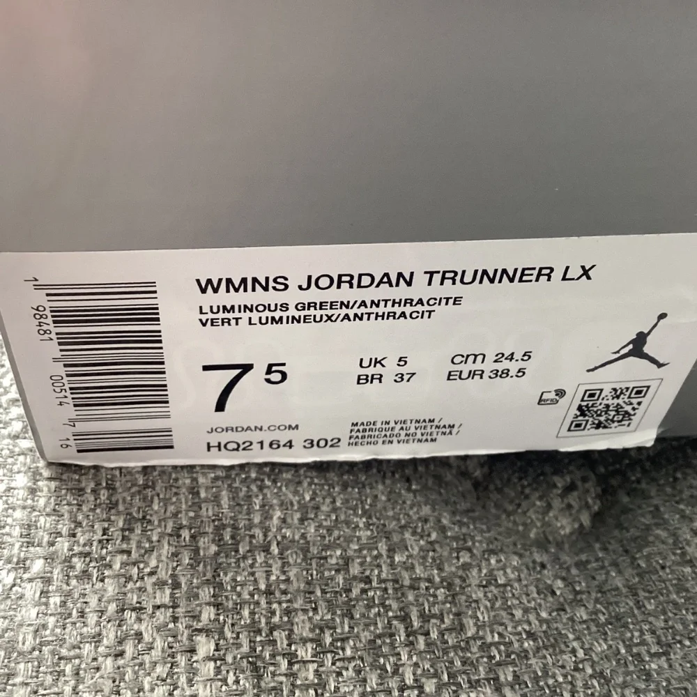 Jordan Trunner LX Sneaker (Women) 7.5M - Picture 3 of 13